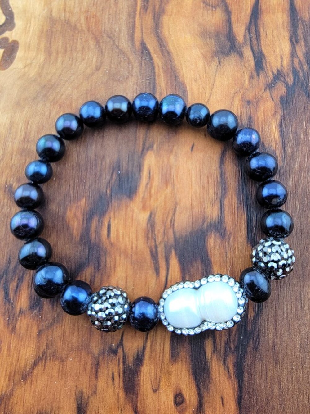 🌊 Freshwater Pearl Bracelet – Black & White Contrast